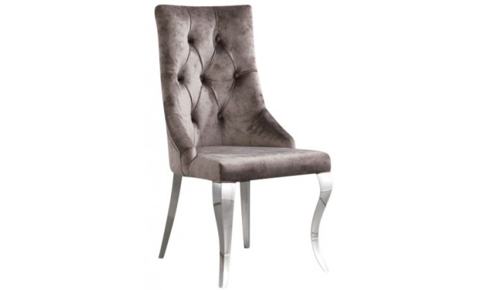 Chaises design capitonné avec pied baroque en acier inoxydable poli et recouvrement en velours taupe  avec anneau BARLON